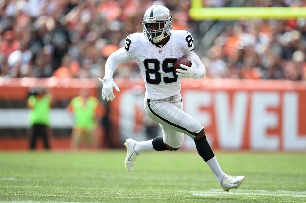 CLEVELAND, OH - SEPTEMBER 27:  Amari Cooper #89 of the Oakland Raiders carries the ball during the second quarter against the Cleveland Browns at FirstEnergy Stadium on September 27, 2015 in Cleveland, Ohio.  (Photo by Jason Miller/Getty Images)