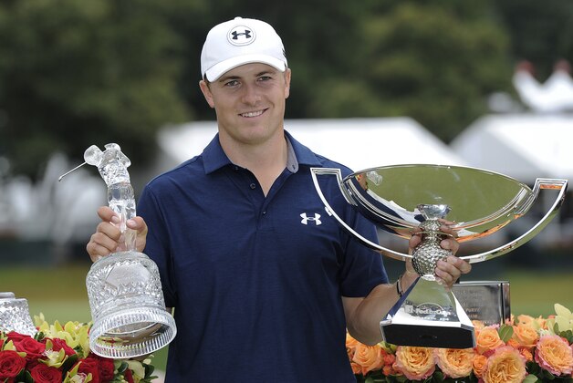 Jordan Spieth posa el domingo 27 de septiembre de 2015, tras ganar la Copa FedEx y el trofeo del Tour Championship, en Atlanta (AP Foto/John Amis)