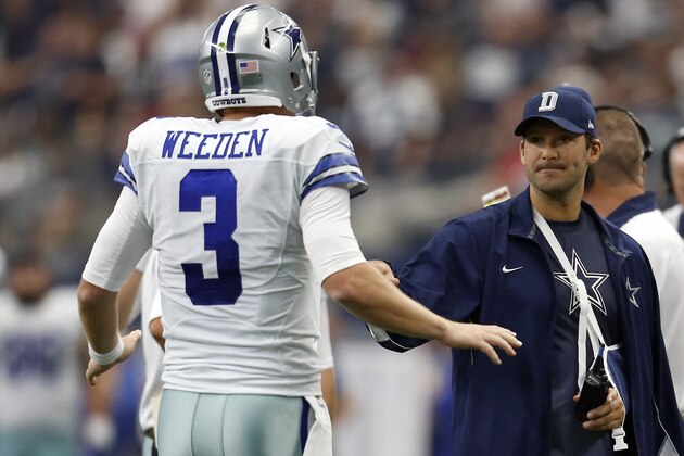 Brandon Weeden, quarterback sustituto de los Cowboys de Dallas, es felicitado por el titular lesionado Tony Romo durante el partido del domingo 27 de septiembre de 2015, contra los Falcons de Atlanta (AP Foto/Brandon Wade)