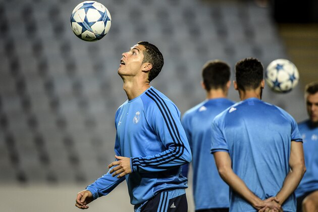 Real Madrid's striker Cristiano Ronaldo plays with the ball during a training session ahead of their Sep. 30 Champions League Group A soccer match against Malmo FF in Malmo, Sweden, September 29, 2015. (Anders Wilklund/TT via AP)  SWEDEN OUT