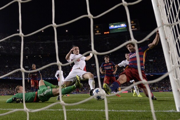 Barcelona's midfielder Sergi Roberto (R) scores a goal past Bayer Leverkusen's German goalkeeper Bernd Leno (L) and Bayer Leverkusen's Greek defender Kyriakos Papadopoulos (C) during the UEFA Champions League football match FC Barcelona vs Bayer Leverkusen at the Camp Nou stadium in Barcelona on September 29, 2015. AFP PHOTO / LLUIS GENE        (Photo credit should read LLUIS GENE/AFP/Getty Images)