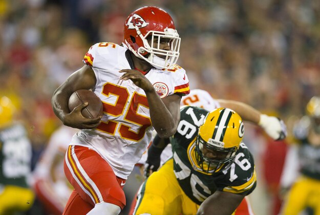 Sep 28, 2015; Green Bay, WI, USA; Kansas City Chiefs running back Jamaal Charles (25) rushes with the football during the second quarter against the Green Bay Packers at Lambeau Field. Mandatory Credit: Jeff Hanisch-USA TODAY Sports Sep 28, 2015; Green Bay, WI, USA; Kansas City Chiefs running back Jamaal Charles (25) rushes with the football during the second quarter against the Green Bay Packers at Lambeau Field. Mandatory Credit: Jeff Hanisch-USA TODAY Sports