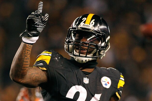 PITTSBURGH, PA - DECEMBER 28:  Le'Veon Bell #26 of the Pittsburgh Steelers celebrates after picking up a first down during the second quarter against the Cincinnati Bengals at Heinz Field on December 28, 2014 in Pittsburgh, Pennsylvania.  (Photo by Justin K. Aller/Getty Images)