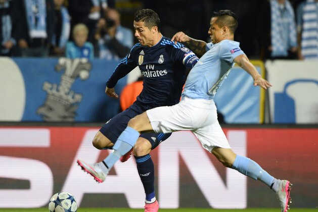Real Madrid's Cristiano Ronaldo, left, fights for the ball with Malmo FF's Yoshimar Yotun the UEFA Champions League group A soccer match between Malmo FF and Real Madrid at Malmo New Stadium in Malmo, Sweden, Wednesday Sept. 30, 2015. (Anders Wiklund / TT via AP) SWEDEN OUT