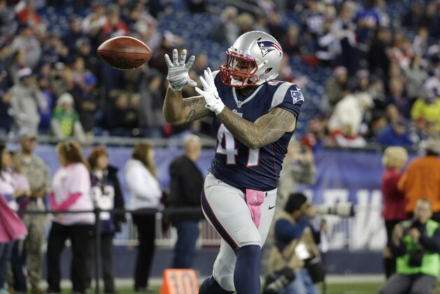 New England Patriots tight end Michael Hoomanawanui warms up on the field before an NFL football game against the Cincinnati Bengals Sunday, Oct. 5, 2014, in Foxborough, Mass. (AP Photo/Steven Senne)