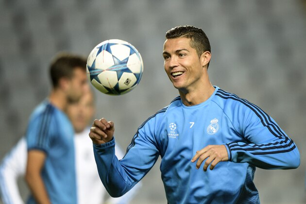 Real Madrid's striker Cristiano Ronaldo plays with the ball during a training session ahead of their Sep. 30 Champions League Group A soccer match against Malmo FF in Malmo, Sweden, September 29, 2015. (Anders Wilklund/TT via AP)  SWEDEN OUT