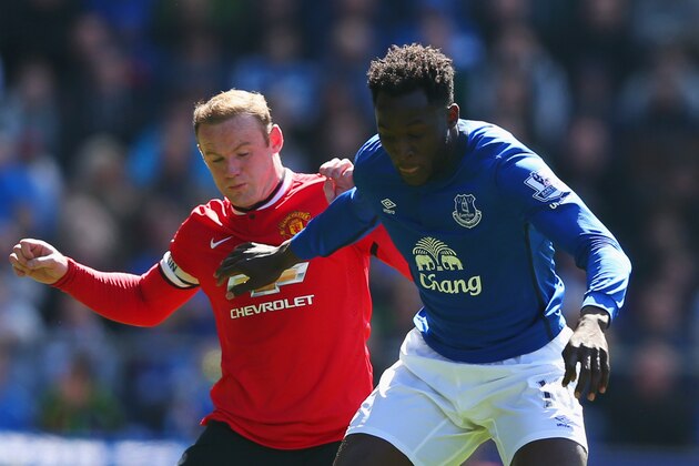 LIVERPOOL, ENGLAND - APRIL 26:  Wayne Rooney of Manchester United and Romelu Lukaku of Everton battle for the ball during the Barclays Premier League match between Everton and Manchester United at Goodison Park on April 26, 2015 in Liverpool, England.  (Photo by Alex Livesey/Getty Images)