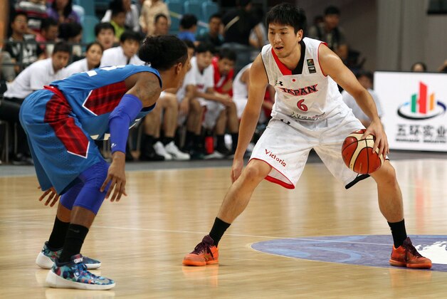 Makoto Hiejima (R) of Japan is challenged by Matthew Ganuelas of the Philippines during the FIBA Asia Basketball championship in Changsha, China's Hunan province on September 27, 2015. CHINA OUT    AFP PHOTO        (Photo credit should read STR/AFP/Getty Images)