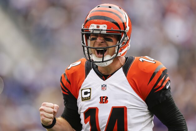 Andy Dalton, quarterback de los Bengals de Cincinnati, festeja luego de una anotación en el duelo del domingo 27 de septiembre de 2015, ante los Ravens de Baltimore  (AP Foto/Patrick Semansky)