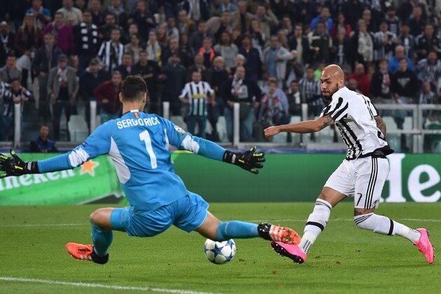 TURIN, ITALY - SEPTEMBER 30:  Simone Zaza (R) of Juventus scores a goal during the UEFA Champions League group E match between Juventus and Sevilla FC on September 30, 2015 in Turin, Italy.  (Photo by Valerio Pennicino/Getty Images)