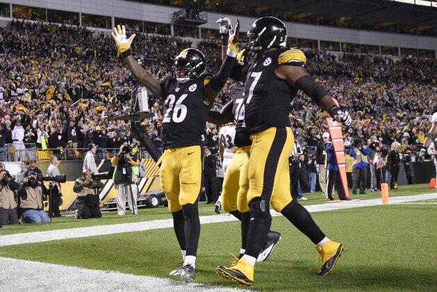 Pittsburgh Steelers running back Le'Veon Bell (26) celebrates scoring  a touchdown with teammates in the second quarter of an NFL football game against the Baltimore Ravens, Thursday, Oct. 1, 2015 in Pittsburgh. (AP Photo/Don Wright)