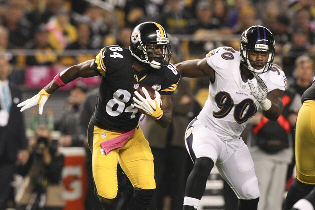 Oct 1, 2015; Pittsburgh, PA, USA; Pittsburgh Steelers wide receiver Antonio Brown (84) runs the ball past Baltimore Ravens linebacker Za'Darius Smith (90) during the first half at Heinz Field. Mandatory Credit: Jason Bridge-USA TODAY Sports