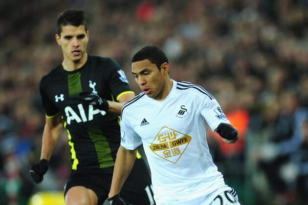 SWANSEA, WALES - DECEMBER 14:  Spurs player Erik Lamela (l) challenges Swansea player Jefferson Montero during the Barclays Premier League match between Swansea City and Tottenham Hotspur at Liberty Stadium on December 14, 2014 in Swansea, Wales.  (Photo by Stu Forster/Getty Images)