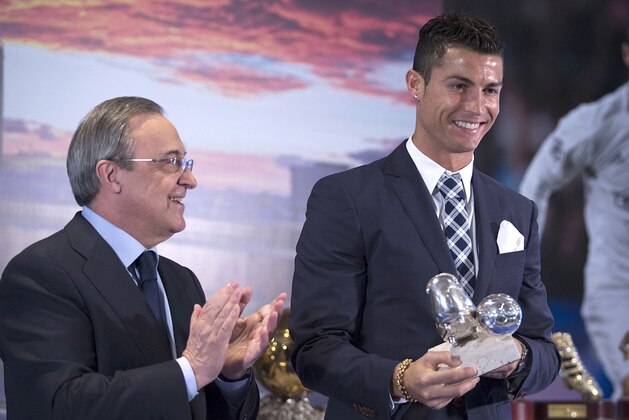 MADRID, SPAIN - OCTOBER 02:  Cristiano Ronaldo poses with the trophy as all-time top scorer of Real Madrid CF  and president Florentino Perez at Honour box-seat of Santiago Bernabeu  Stadium on October 2, 2015 in Madrid, Spain. Portuguese palyer Cristiano Ronaldo overtook on his last UEFA Champions League match against Malmo FF Raul,s record as Real Madrid all-time top scorer.  (Photo by Gonzalo Arroyo Moreno/Getty Images)