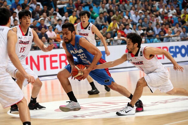 Yuta Tabuse (R) of Japan challenges Ranidel De Ocampo (C) of the Philippines during the semi-final match at the FIBA Asia Basketball championship in Changsha, China's Hunan province on October 2, 2015.    AFP PHOTO        (Photo credit should read STR/AFP/Getty Images)