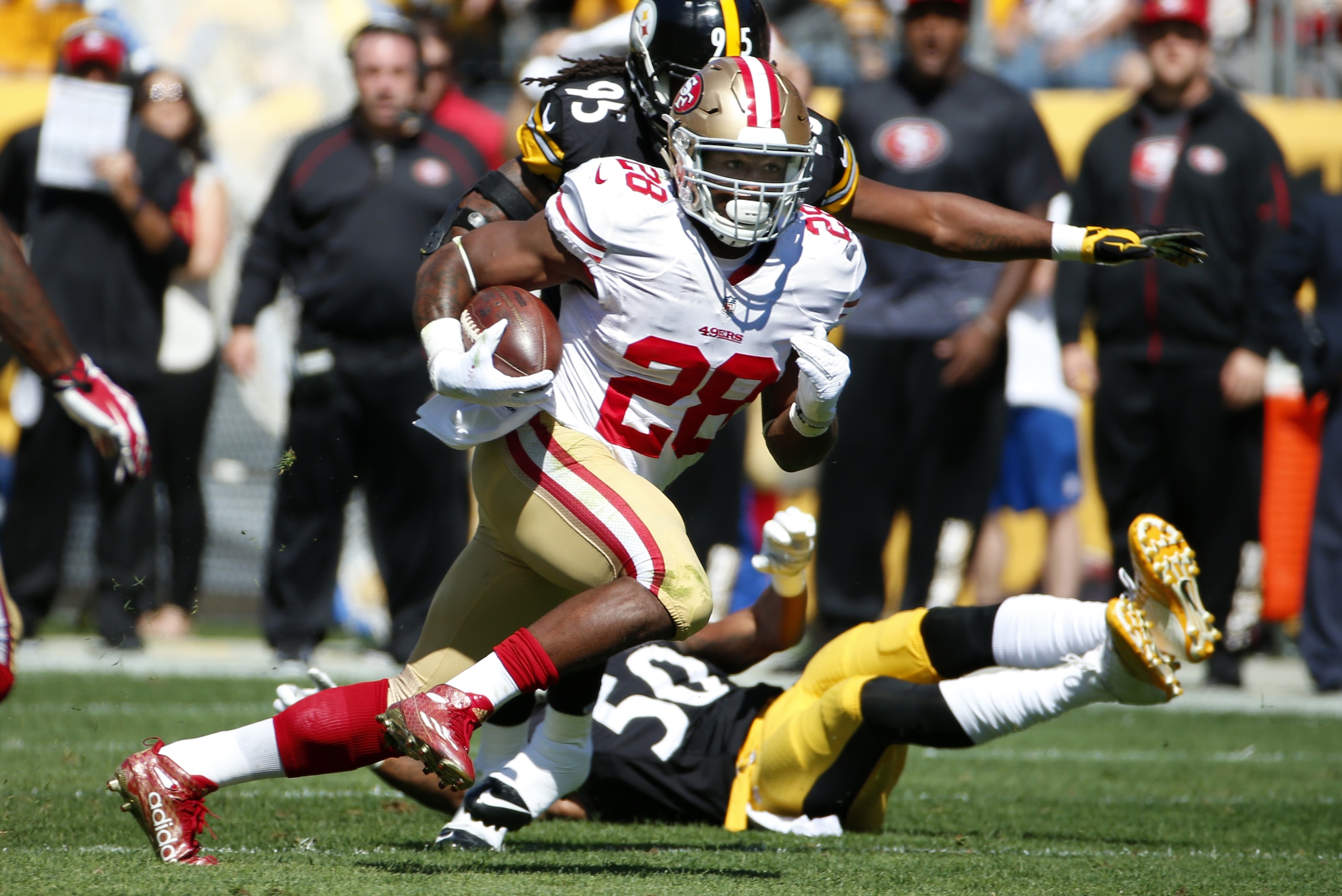 San Francisco 49ers running back Carlos Hyde (28) carries the ball during the second half of an NFL football game between the Pittsburgh Steelers and the San Francisco 49ers in Pittsburgh, Sunday, Sept. 20, 2015. The Steelers won 43-18. (AP Photo/Gene J. Puskar)