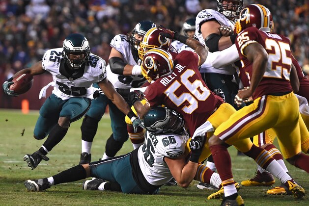 LANDOVER, MD - DECEMBER 20: Running back LeSean McCoy #25 of the Philadelphia Eagles rushes against the Washington Redskins in the first half at FedExField on December 20, 2014 in Landover, Maryland. The Washington Redskins won, 27-24. (Photo by Patrick Smith/Getty Images)