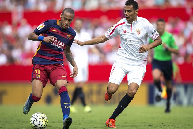 SEVILLE, SPAIN - OCTOBER 03: Neymar JR. (L) of FC Barcelona competes for the ball with Timothee Kolodziejczak (R) of Sevilla FC during the La Liga match between Sevilla FC and FC Barcelona at Estadio Ramon Sanchez Pizjuan on October 3, 2015 in Seville, Spain.  (Photo by Gonzalo Arroyo Moreno/Getty Images)