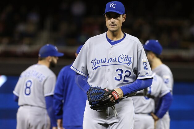 Kansas City Royals pitcher Chris Young leaves the ballgame in the seventh inning, Friday, Oct. 2, 2015, in Minneapolis. The Royals won 3-1. Young had a no decision.  (AP Photo/Jim Mone)
