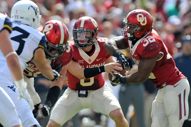 NORMAN, OK - OCTOBER 3: Quarterback Baker Mayfield #6 of the Oklahoma Sooners hands the ball of to running back Samaje Perine #32 during the first half o their game against the West Virginia Mountaineers on October 3, 2015 at the Gaylord Family Oklahoma Memorial Stadium in Norman, Oklahoma. (Photo by Jackson Laizure/Getty Images)