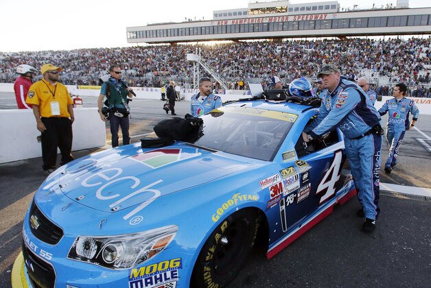Kevin Harvick's crew pushes his car after the NASCAR Sprint Cup series auto race at New Hampshire Motor Speedway Sunday, Sept. 27, 2015, in Loudon, N.H. Harvick had the lead before he ran out of gas. Matt Kenseth won the race. (AP Photo/Jim Cole)