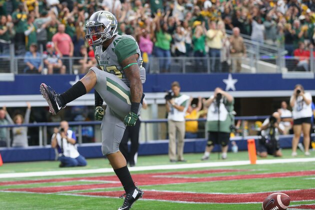ARLINGTON, TX - OCTOBER 03:  Shock Linwood #32 of the Baylor Bears runs for a touchdown against the Texas Tech Red Raiders in the first quarter at AT&T Stadium on October 3, 2015 in Arlington, Texas.  (Photo by Ronald Martinez/Getty Images)