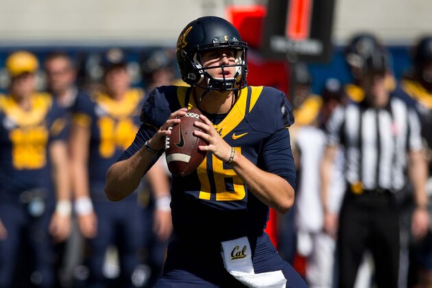 BERKELEY, CA - OCTOBER 03: Quarterback Jared Goff #16 of the California Golden Bears stands in the pocket against the Washington State Cougars during the second quarter at California Memorial Stadium on October 3, 2015 in Berkeley, California. (Photo by Jason O. Watson/Getty Images)