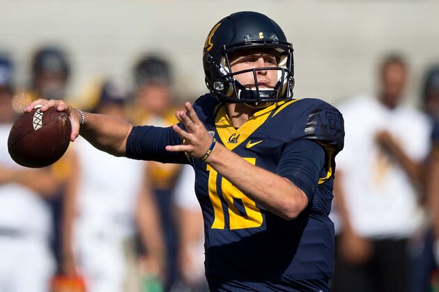 BERKELEY, CA - OCTOBER 03:  Quarterback Jared Goff #16 of the California Golden Bears passes against the Washington State Cougars during the third quarter at California Memorial Stadium on October 3, 2015 in Berkeley, California. The California Golden Bears defeated the Washington State Cougars 34-28. (Photo by Jason O. Watson/Getty Images)