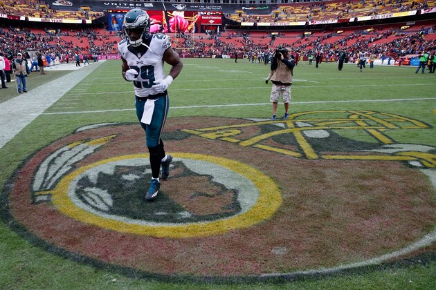 LANDOVER, MD - OCTOBER 04: DeMarco Murray #29 of the Philadelphia Eagles jogs off the field following the Eagles 23-20 loss to the Washington Redskins at FedExField on October 4, 2015 in Landover, Maryland.  (Photo by Rob Carr/Getty Images)