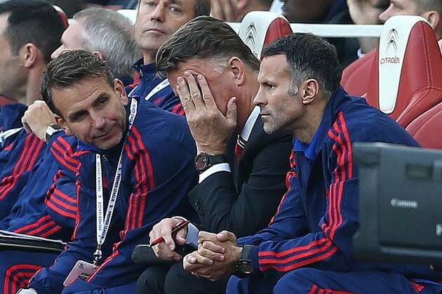 Manchester United's Dutch manager Louis van Gaal (C) reacts during the English Premier League football match between Arsenal and Manchester United at the Emirates Stadium in London on October 4, 2015.    AFP PHOTO / JUSTIN TALLIS

RESTRICTED TO EDITORIAL USE. No use with unauthorised audio, video, data, fixture lists, club/league logos or 'live' services. Online in-match use limited to 45 images, no video emulation. No use in betting, games or single club/league/player publications.        (Photo credit should read JUSTIN TALLIS/AFP/Getty Images)