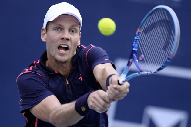 Tomas Berdych of the Czech Republic hits a return against Tommy Robredo of Spain during their men's singles semi-final match at the Shenzhen Open tennis tournament in Shenzhen, southern China's Guangdong province on October 4, 2015. CHINA OUT AFP PHOTO (Photo credit should read STR/AFP/Getty Images) Tomas Berdych of the Czech Republic hits a return against Tommy Robredo of Spain during their men's singles semi-final match at the Shenzhen Open tennis tournament in Shenzhen, southern China's Guangdong province on October 4, 2015. CHINA OUT AFP PHOTO (Photo credit should read STR/AFP/Getty Images)
