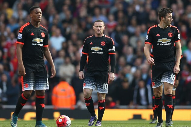 Manchester United's English striker Wayne Rooney (C) reacts with team mates during the English Premier League football match between Arsenal and Manchester United at the Emirates Stadium in London on October 4, 2015.    AFP PHOTO / JUSTIN TALLIS

RESTRICTED TO EDITORIAL USE. No use with unauthorised audio, video, data, fixture lists, club/league logos or 'live' services. Online in-match use limited to 45 images, no video emulation. No use in betting, games or single club/league/player publications.        (Photo credit should read JUSTIN TALLIS/AFP/Getty Images)