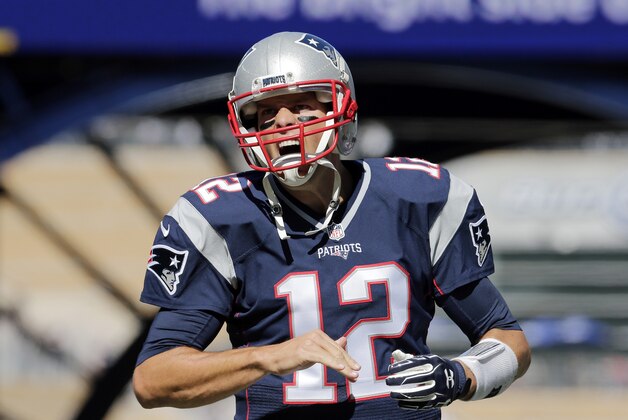 Tom Brady, quarterback de los Patriots de Nueva Inglaterra, participa en un calentamiento antes del partido del domingo 27 de septiembre de 2015, ante los Jaguars de Jacksonville (AP Foto/Charles Krupa)