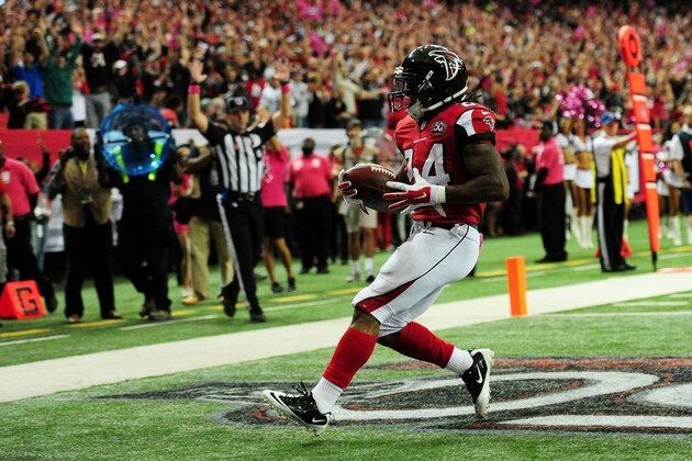 ATLANTA, GA - OCTOBER 04: Devonta Freeman #24 of the Atlanta Falcons runs for a touchdown in the first half against the Houston Texans at the Georgia Dome on October 4, 2015 in Atlanta, Georgia.  (Photo by Scott Cunningham/Getty Images)