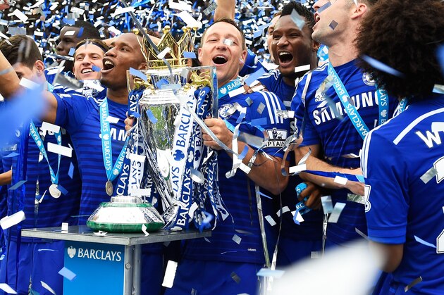 LONDON, ENGLAND - MAY 24:  John Terry of Chelsea celebrates lifts the trophy alongside team mates after the Barclays Premier League match between Chelsea and Sunderland at Stamford Bridge on May 24, 2015 in London, England. Chelsea were crowned Premier League champions.  (Photo by Mike Hewitt/Getty Images)