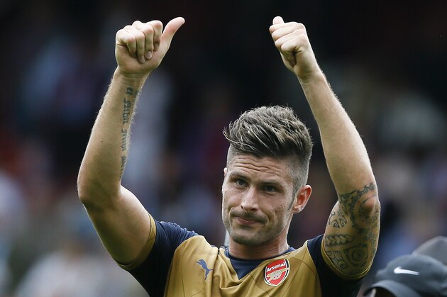 Arsenal's Olivier Giroud applauds the fans after the English Premier League soccer match between Arsenal and Crystal Palace at Selhurst Park Stadium in London, Sunday, Aug. 16, 2015. (AP Photo/Kirsty Wigglesworth)
