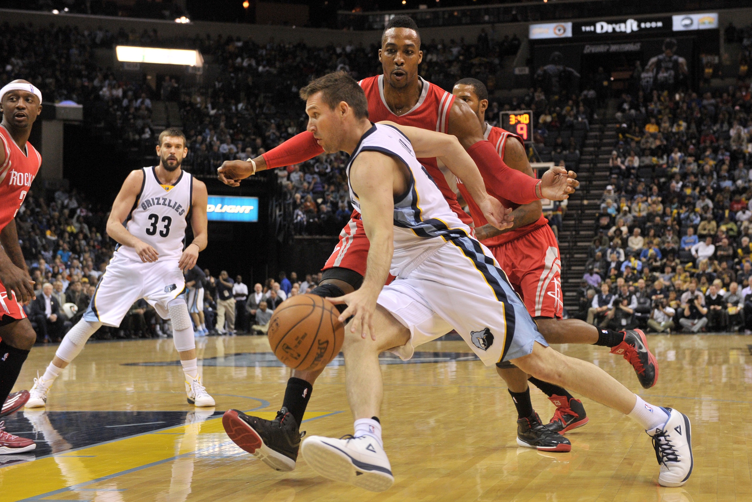 Memphis Grizzlies guard Beno Udrih drives past Houston Rockets center Dwight Howard in the second half of an NBA basketball game Monday, Nov. 17, 2014, in Memphis, Tenn. The Grizzlies won 119-93. (AP Photo/Brandon Dill)