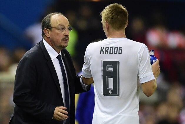 Real Madrid's coach Rafael Benitez (L) speaks with Real Madrid's German midfielder Toni Kroos during the Spanish league football match Club Atletico de Madrid vs Real Madrid CF at the Vicente Calderon stadium in Madrid on October 4, 2015.   AFP PHOTO/ JAVIER SORIANO        (Photo credit should read JAVIER SORIANO/AFP/Getty Images)