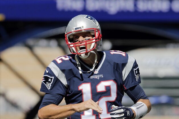 Tom Brady, quarterback de los Patriots de Nueva Inglaterra, participa en un calentamiento antes del partido del domingo 27 de septiembre de 2015, ante los Jaguars de Jacksonville (AP Foto/Charles Krupa)