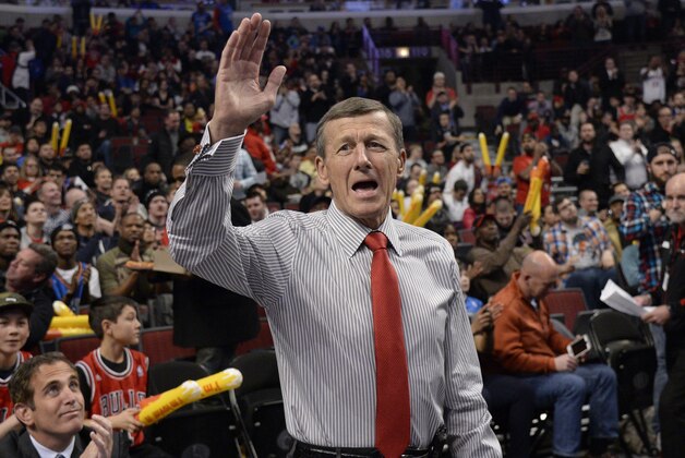 Craig Sager, acknowledges the crowd during a timeout of a game between the Chicago Bulls and the Oklahoma City Thunder, Thursday, March 5, 2015 in Chicago. Craig Sager returned to his familiar spot on the NBA sideline Thursday after being treated for leukemia.  (AP Photo/David Banks)