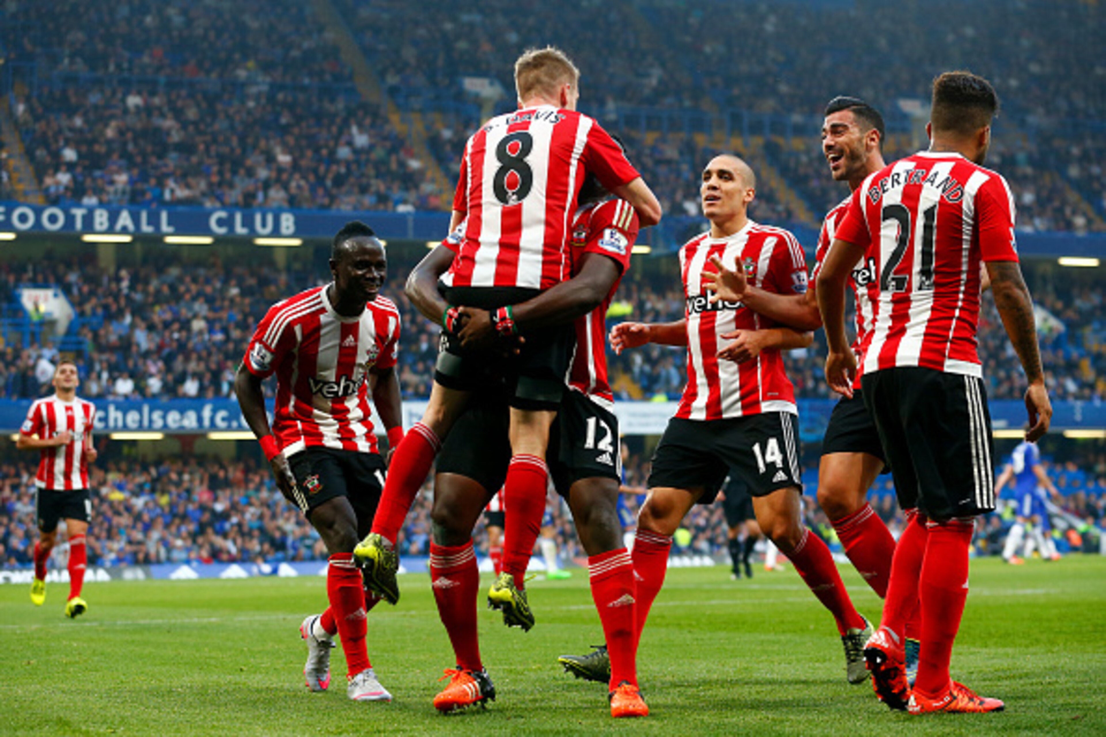 LONDON, ENGLAND - OCTOBER 03:  Steven Davis (C) of Southampton celebrates scoring his team's first goal with his team mates during the Barclays Premier League match between Chelsea and Southampton at Stamford Bridge on October 3, 2015 in London, United Kingdom.  (Photo by Julian Finney/Getty Images)