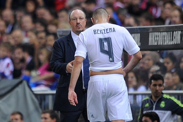 MADRID, SPAIN - OCTOBER 04: Head coach Rafa Benitez of Real Madrid looks at Karim Benzema while he is substituted during the La Liga match between Club Atletico de Madrid and Real Madrid at Vicente Calderon Stadium on October 4, 2015 in Madrid, Spain.  (Photo by Denis Doyle/Getty Images)