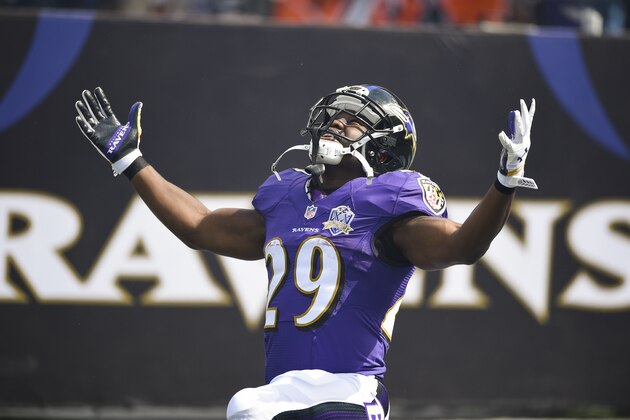 Baltimore Ravens running back Justin Forsett (29) reacts to the crowd cheers during his introduction before the first half of an NFL football game against the Cincinnati Bengals in Baltimore, Sunday, Sept. 27, 2015. (AP Photo/Nick Wass)