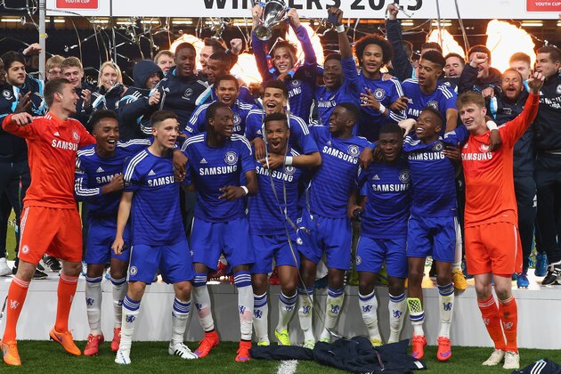 LONDON, ENGLAND - APRIL 27:  Chelsea players celebrate with the trophy after winning the FA Youth Cup Fina, Second Leg match between Chelsea and Manchester City at Stamford Bridge on April 27, 2015 in London, England.  (Photo by Ian Walton/Getty Images)