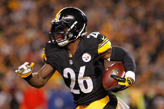 PITTSBURGH, PA - OCTOBER 01: Le'Veon Bell #26 of the Pittsburgh Steelers runs the ball during the game against the Baltimore Ravens at Heinz Field on October 1, 2015 in Pittsburgh, Pennsylvania.  (Photo by Justin K. Aller/Getty Images)