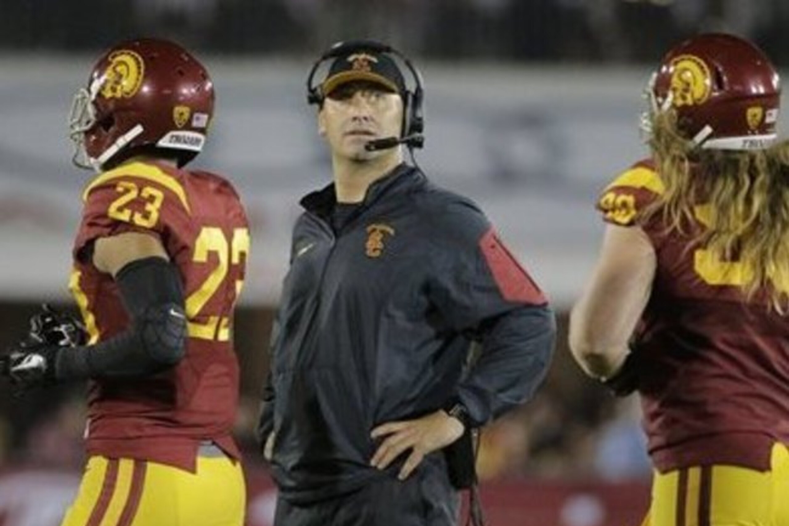 Southern California head coach Steve Sarkisian, center, looks at the scoreboard following a touchdown by Washington during the second half of an NCAA college football game, Thursday, Oct. 8, 2015, in Los Angeles. Washington won 17-12. (AP Photo/Jae C. Hong)
