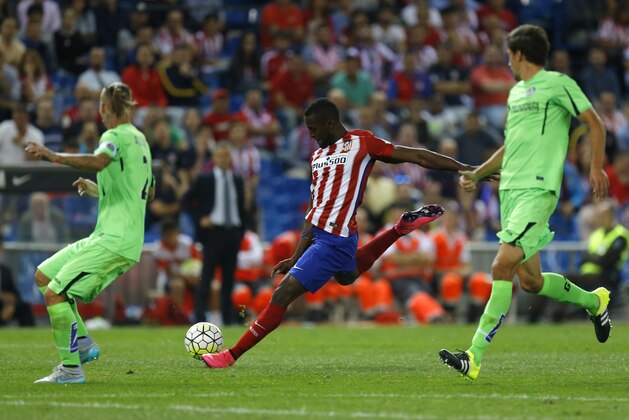 Atletico Madrid's Jackson Martinez, centre, shoots the ball during a Spanish La Liga soccer match between Atletico Madrid and Getafe at the Vicente Calderon stadium in Madrid, Tuesday, Sept. 22, 2015. Atletico Madrid won 2-0. (AP Photo/Francisco Seco)
