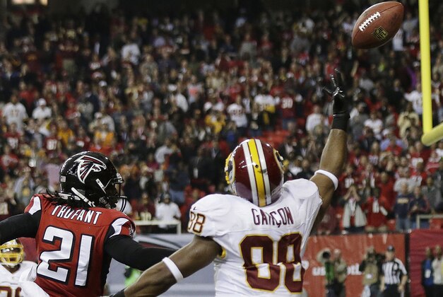 El wide receiver Pierre Garcon (88), de los Redskins de Washington, trata se atrapar un pase en jugada de conversión de dos puntos, pero el cornerback de los Falcons de Atlanta Desmond Trufant (21) lo desvió, cuando restaban 18 segundos al juego del domingo 15 de diciembre de 2013, en Atlanta. (Foto AP/John Bazemore)