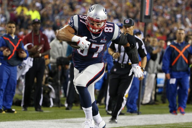 New England Patriots tight end Rob Gronkowski runs against the Pittsburgh Steelers in the first half of an NFL football game, Thursday, Sept. 10, 2015, in Foxborough, Mass. (AP Photo/Winslow Townson)