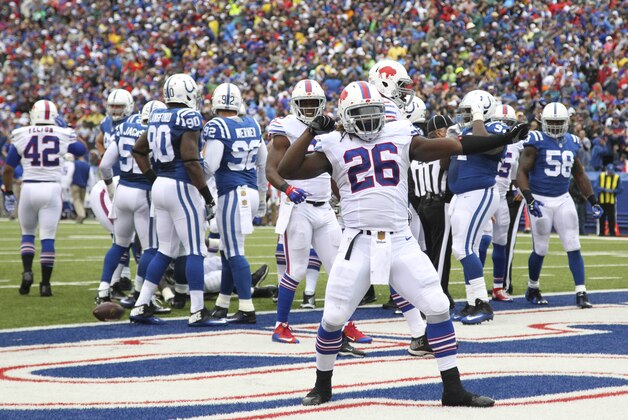 El running back de los Bills de Buffalo, Boobie Dixon (26) celebra su touchdown ante los Colts de Indianapolis en la segunda mitad del juego del domingo 13 de septiembre de 2015 en Orchard Park, Nueva York. (Foto AP/Bill Wippert)